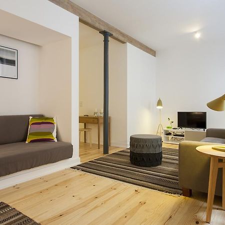 Joivy Cosy 1-Bed Flat With Workspace In Santa Catarina, Moments From Luis De Camoes Sq Lisboa Værelse billede
