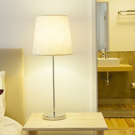 Joivy Cosy 1-Bed Flat With Workspace In Santa Catarina, Moments From Luis De Camoes Sq Lisboa Værelse billede