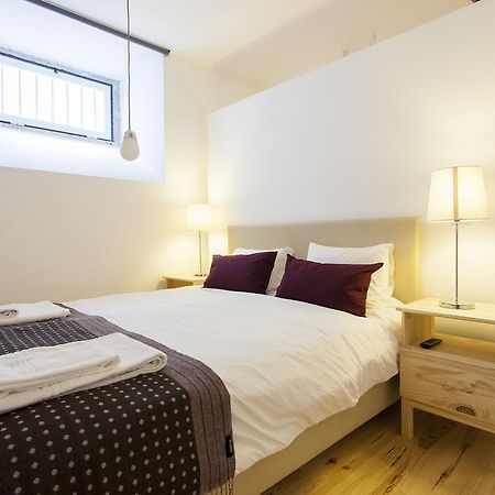 Joivy Cosy 1-Bed Flat With Workspace In Santa Catarina, Moments From Luis De Camoes Sq Lisboa Værelse billede