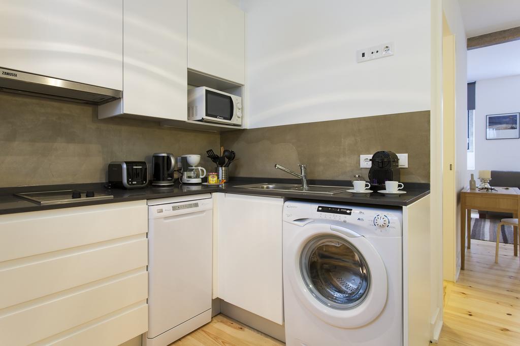 Joivy Cosy 1-Bed Flat With Workspace In Santa Catarina, Moments From Luis De Camoes Sq Lisboa Værelse billede
