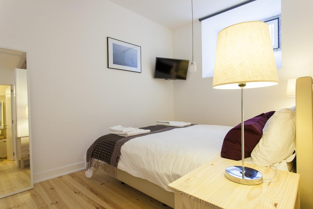 Joivy Cosy 1-Bed Flat With Workspace In Santa Catarina, Moments From Luis De Camoes Sq Lisboa Værelse billede