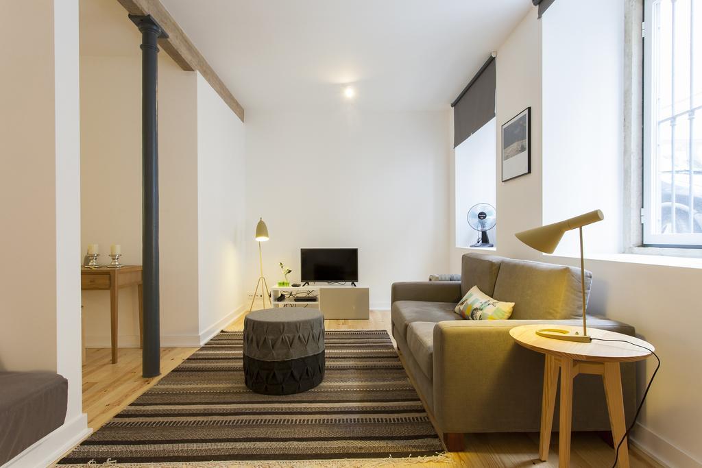 Joivy Cosy 1-Bed Flat With Workspace In Santa Catarina, Moments From Luis De Camoes Sq Lisboa Værelse billede