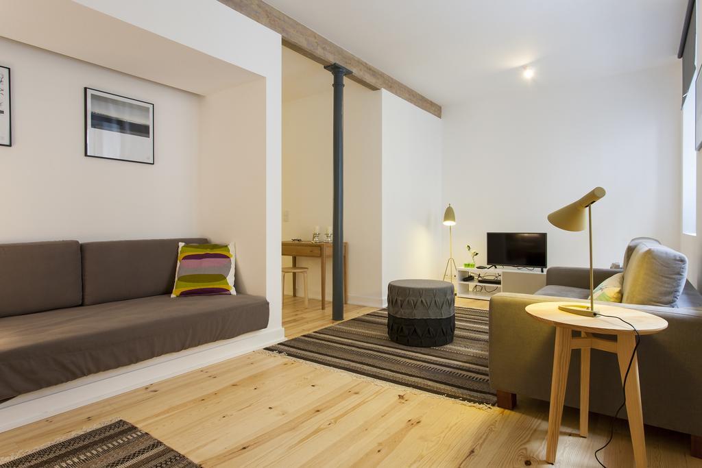 Joivy Cosy 1-Bed Flat With Workspace In Santa Catarina, Moments From Luis De Camoes Sq Lisboa Værelse billede