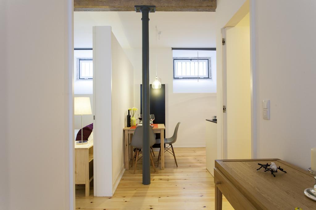 Joivy Cosy 1-Bed Flat With Workspace In Santa Catarina, Moments From Luis De Camoes Sq Lisboa Værelse billede