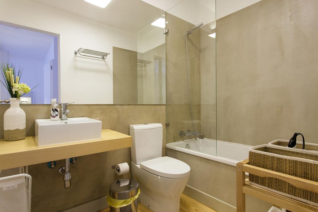 Joivy Cosy 1-Bed Flat With Workspace In Santa Catarina, Moments From Luis De Camoes Sq Lisboa Værelse billede