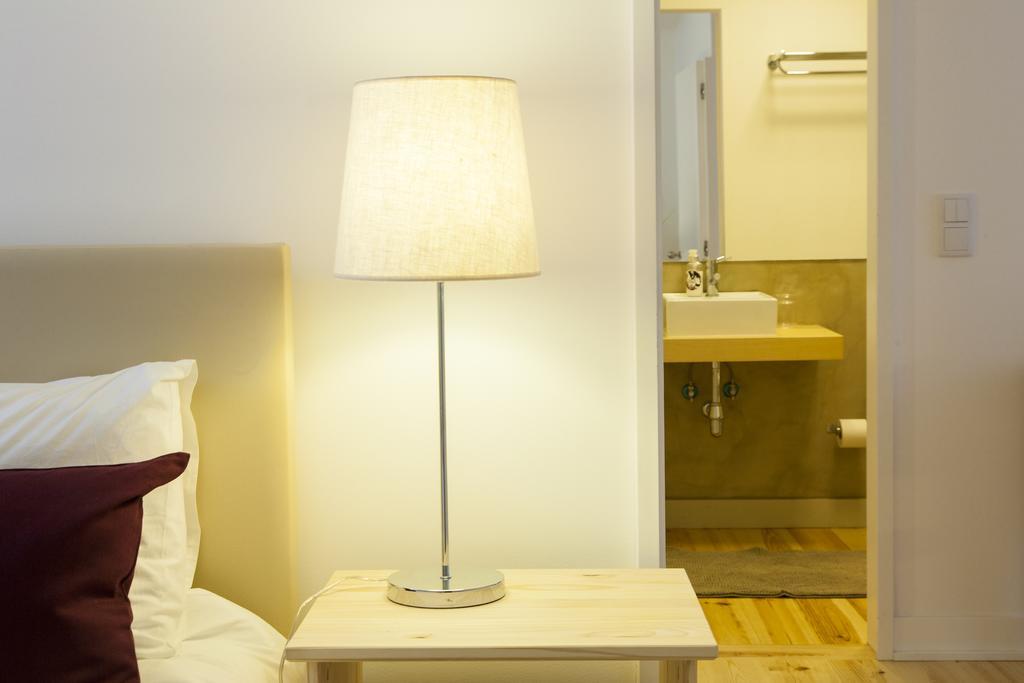 Joivy Cosy 1-Bed Flat With Workspace In Santa Catarina, Moments From Luis De Camoes Sq Lisboa Værelse billede