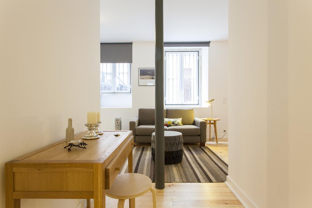 Joivy Cosy 1-Bed Flat With Workspace In Santa Catarina, Moments From Luis De Camoes Sq Lisboa Værelse billede