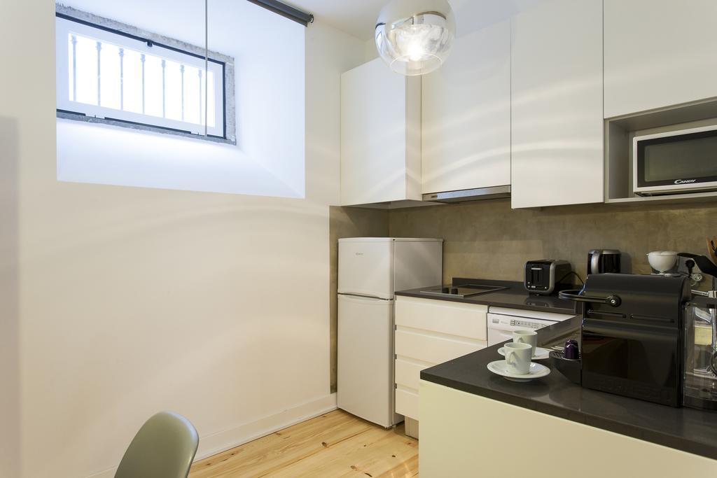 Joivy Cosy 1-Bed Flat With Workspace In Santa Catarina, Moments From Luis De Camoes Sq Lisboa Værelse billede