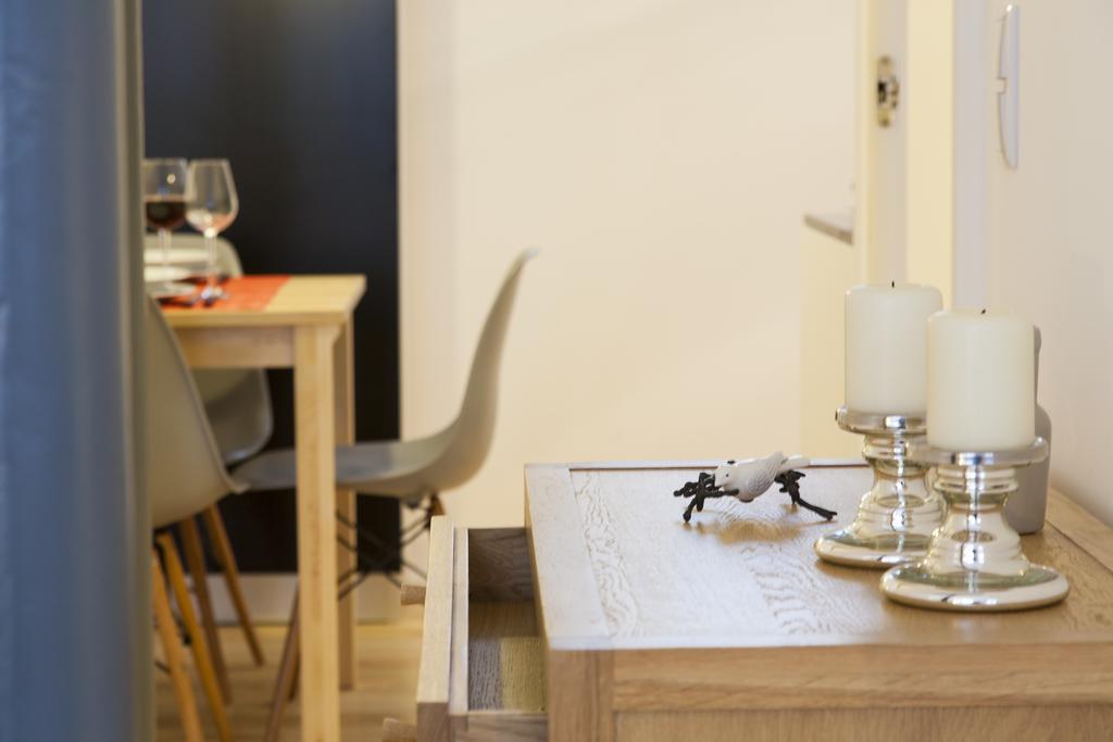 Joivy Cosy 1-Bed Flat With Workspace In Santa Catarina, Moments From Luis De Camoes Sq Lisboa Værelse billede