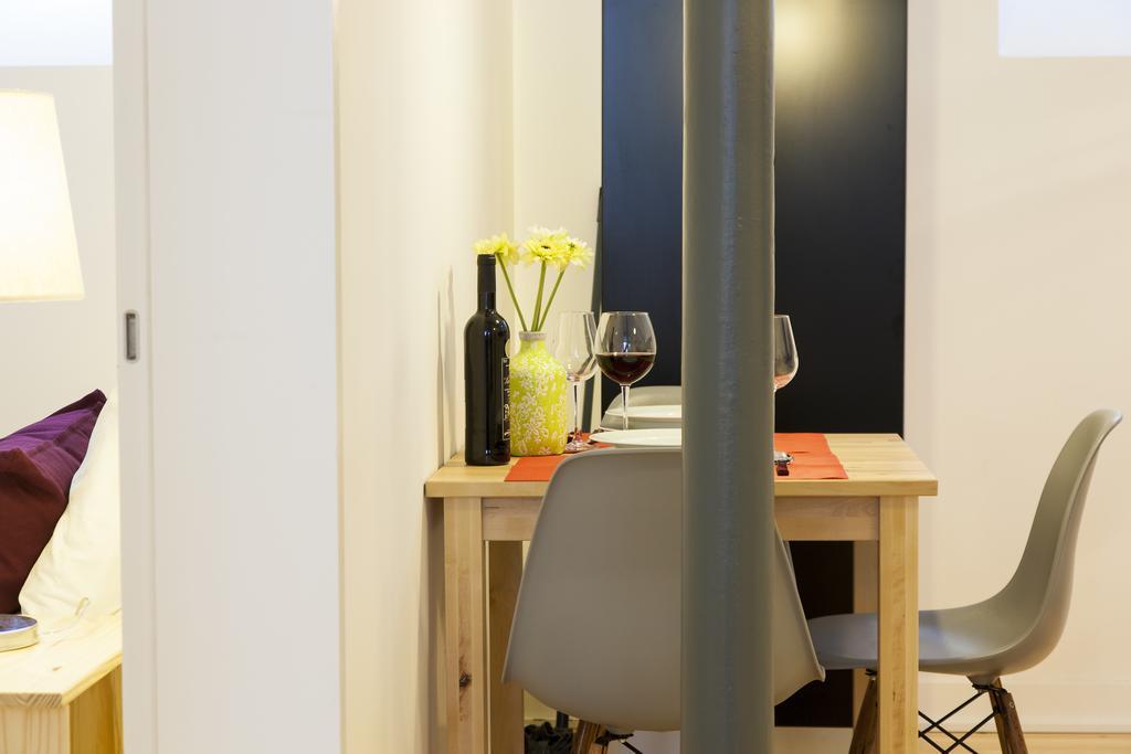 Joivy Cosy 1-Bed Flat With Workspace In Santa Catarina, Moments From Luis De Camoes Sq Lisboa Værelse billede