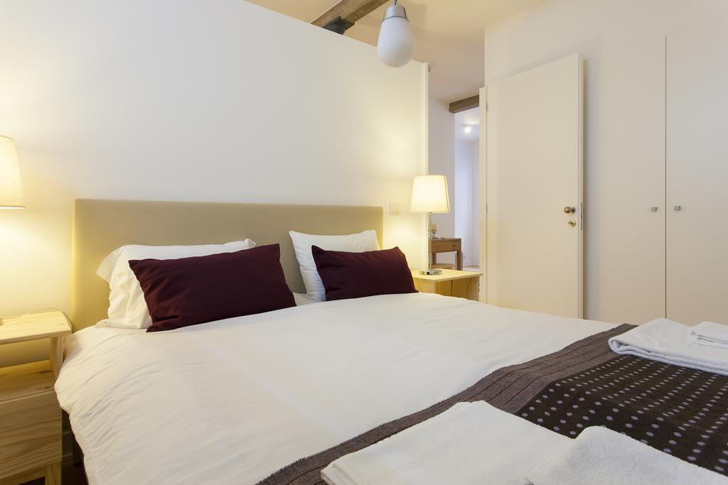 Joivy Cosy 1-Bed Flat With Workspace In Santa Catarina, Moments From Luis De Camoes Sq Lisboa Værelse billede