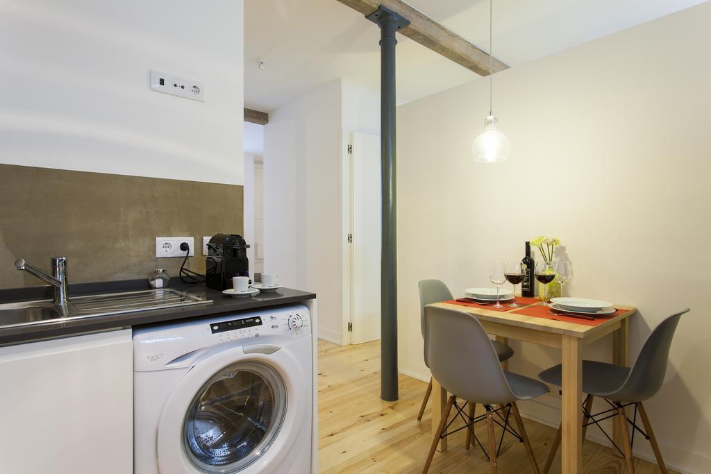 Joivy Cosy 1-Bed Flat With Workspace In Santa Catarina, Moments From Luis De Camoes Sq Lisboa Værelse billede