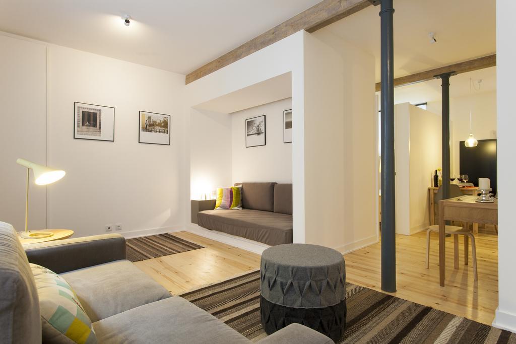 Joivy Cosy 1-Bed Flat With Workspace In Santa Catarina, Moments From Luis De Camoes Sq Lisboa Værelse billede